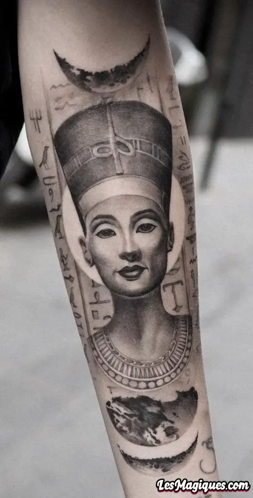 Tatouage de Néfertiti sur l'avant-bras