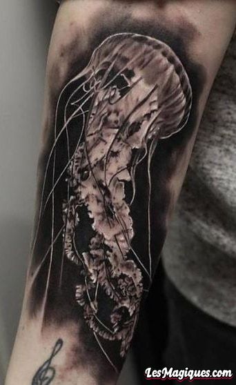 Tatouage Méduse Espace Négatif
