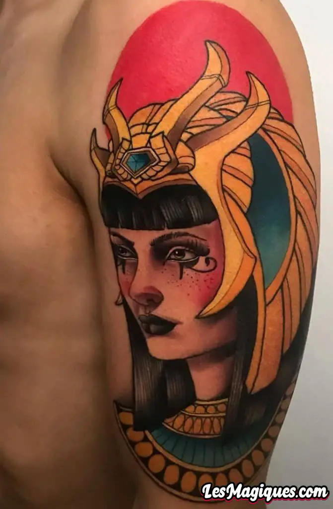 Tatouage égyptien néo-traditionnel
