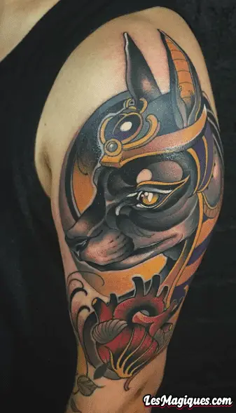 Tatouage égyptien néo-traditionnel