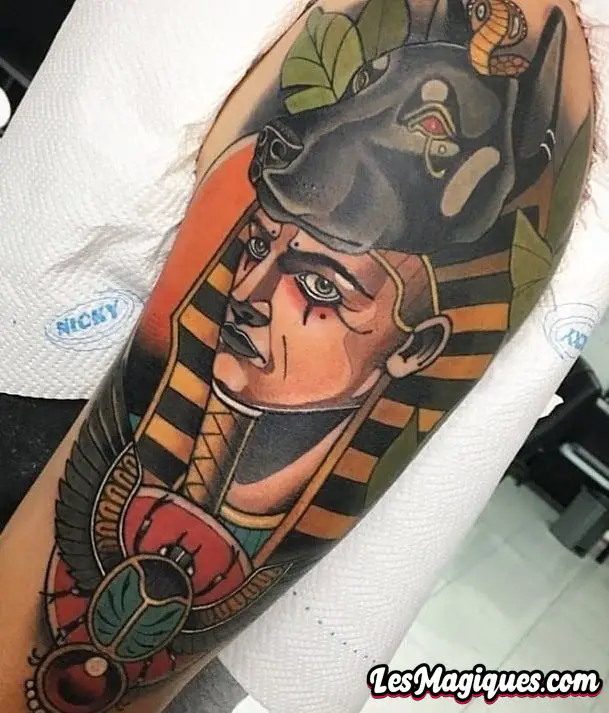 Tatouage égyptien néo-traditionnel