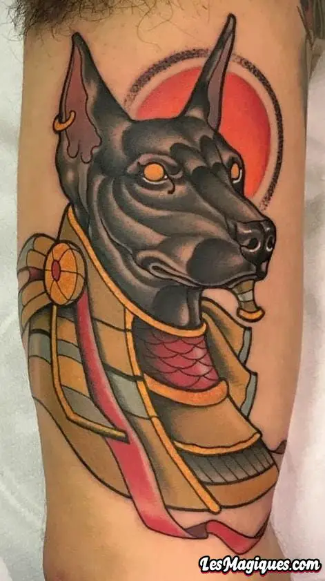Tatouage égyptien néo-traditionnel