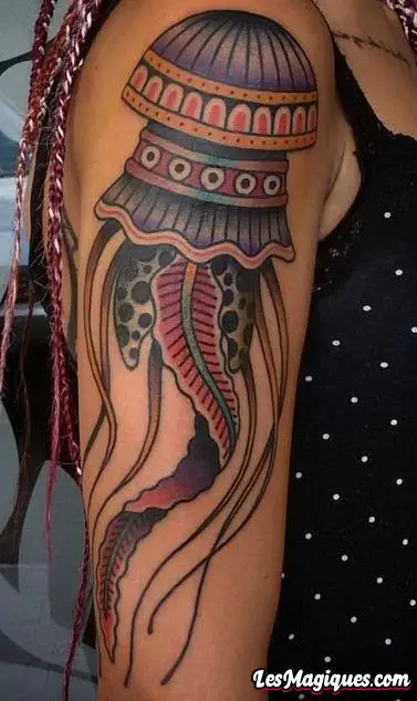 Tatouage méduse néo-traditionnel