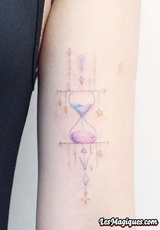 Tatouage de sablier ornemental