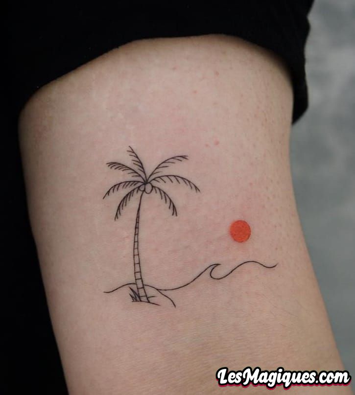 Palmier avec le tatouage de noix de coco