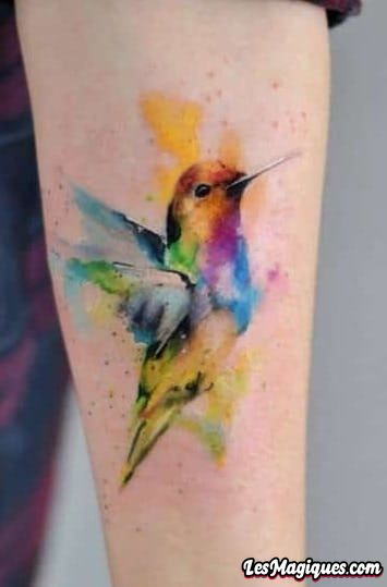 Tatouage de colibri arc-en-ciel
