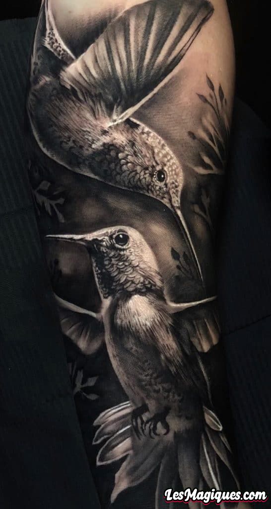 Tatouage réaliste de colibri noir et gris