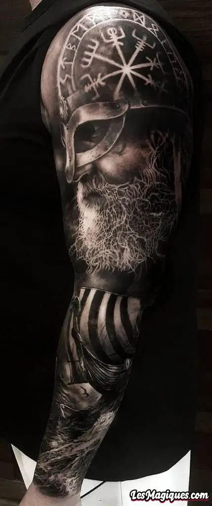 Tatouage viking réaliste noir et gris