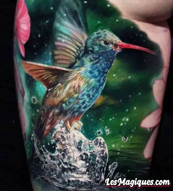 Tatouage réaliste de colibri