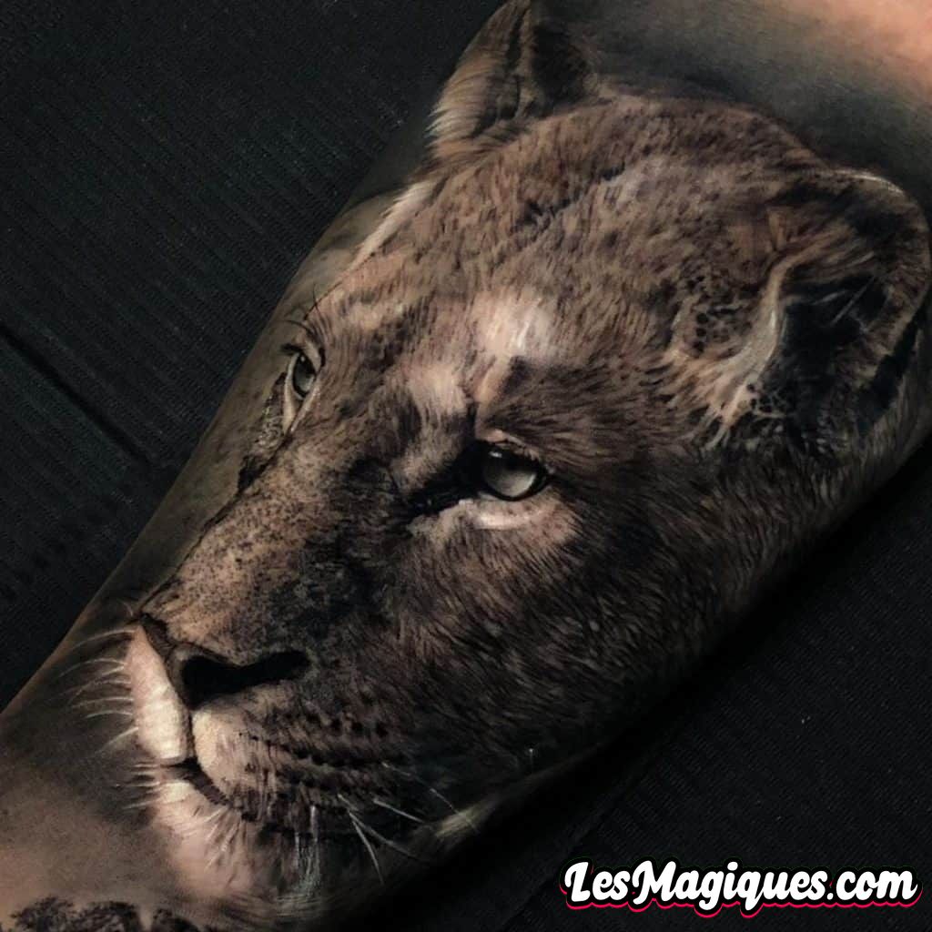 Tatouage de lion réaliste