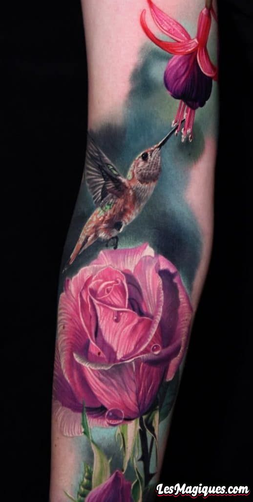 Tatouage rose avec tatouage de colibri