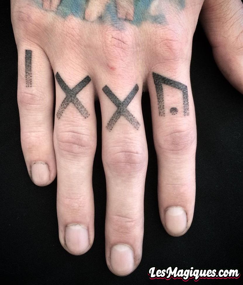 Tatouage de doigt runique