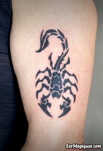 Tatouage de scorpion tribal