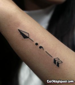 Tatouage flèche point-virgule