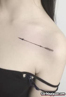 Tatouage simple de poitrine de flèche