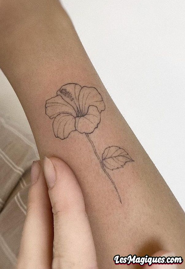 Tatouage d'hibiscus simple