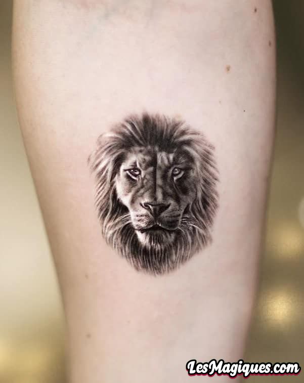 Tatouage de lion à une aiguille