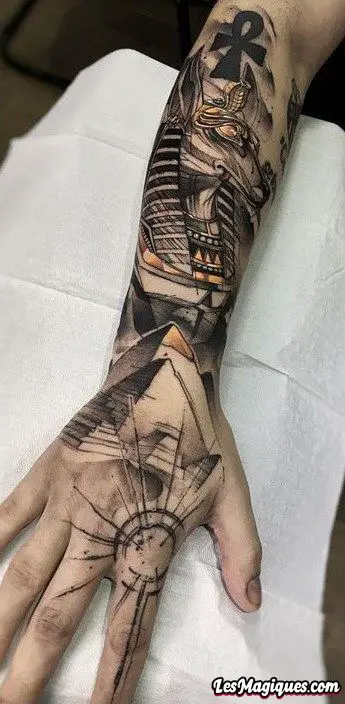 Tatouage égyptien fragmentaire