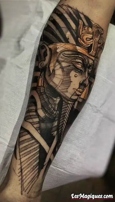 Tatouage égyptien fragmentaire