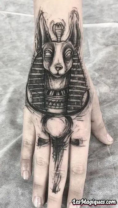 Tatouage égyptien fragmentaire
