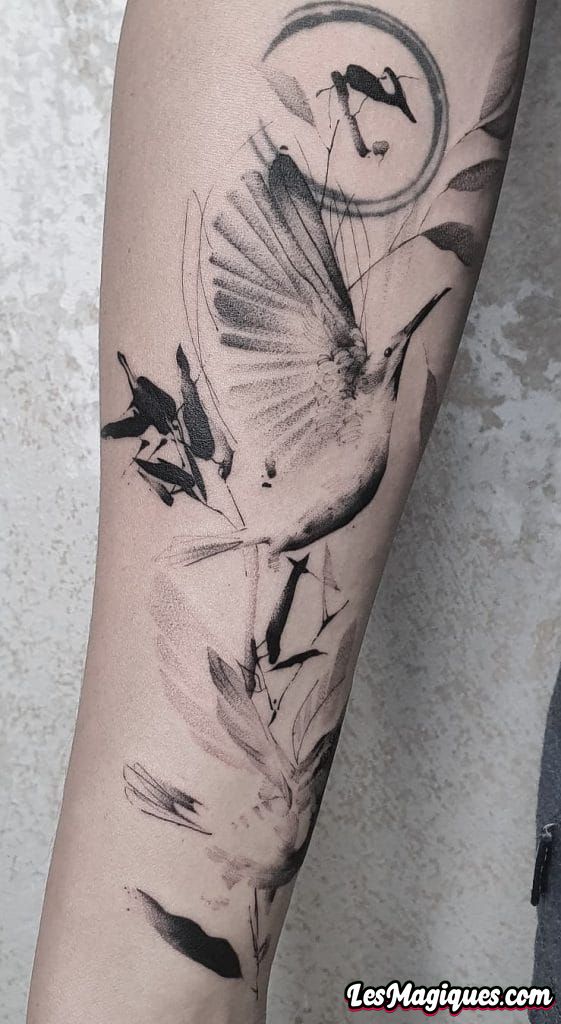 Tatouage de colibri fragmentaire