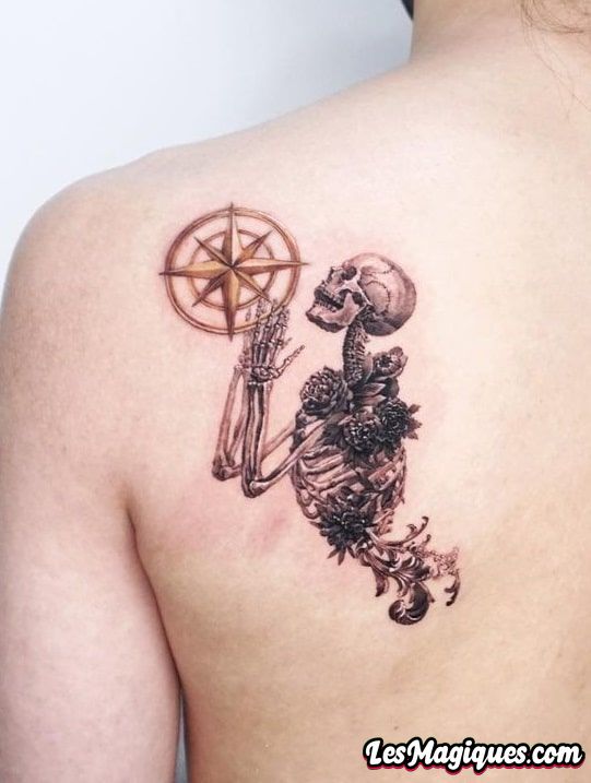 Tatouage de crâne et tatouage de boussole