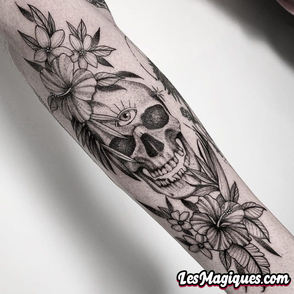Tatouage de crâne et tatouage d'hibiscus