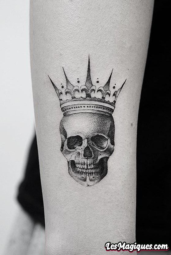 Crâne avec tatouage de couronne