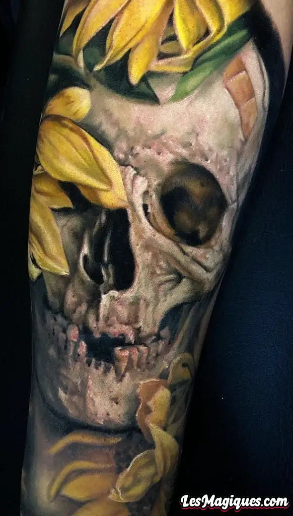 Crâne avec tatouage de tournesol