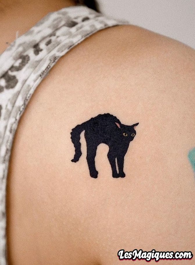Petit tatouage de chat noir