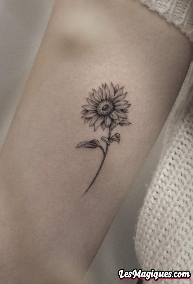 Fleur avec tatouage de tige