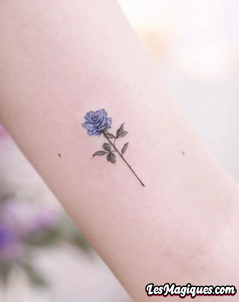 Petit tatouage de rose bleue