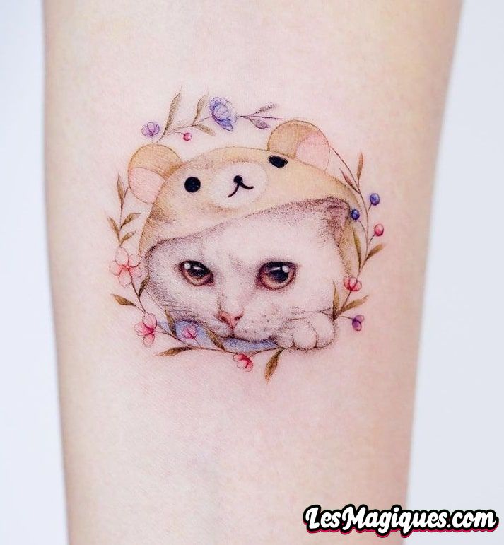 Petit tatouage de chat avec tatouage de fleur