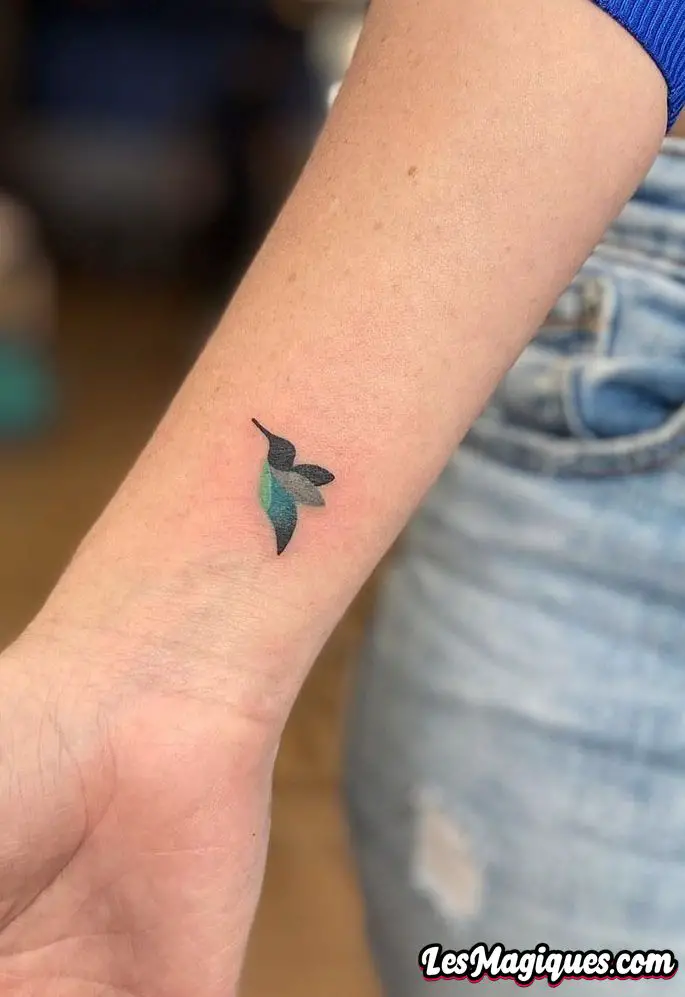 Petit tatouage de colibri minimaliste