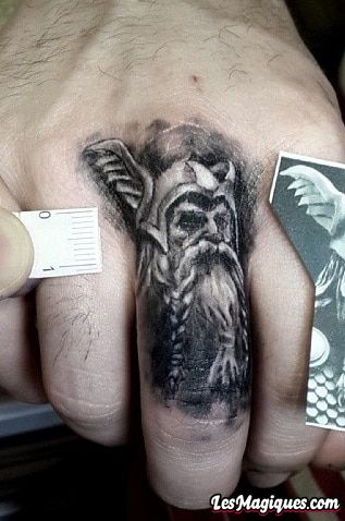 Petit tatouage d'Odin sur le doigt