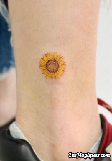 Petit tatouage de tournesol sur la cheville