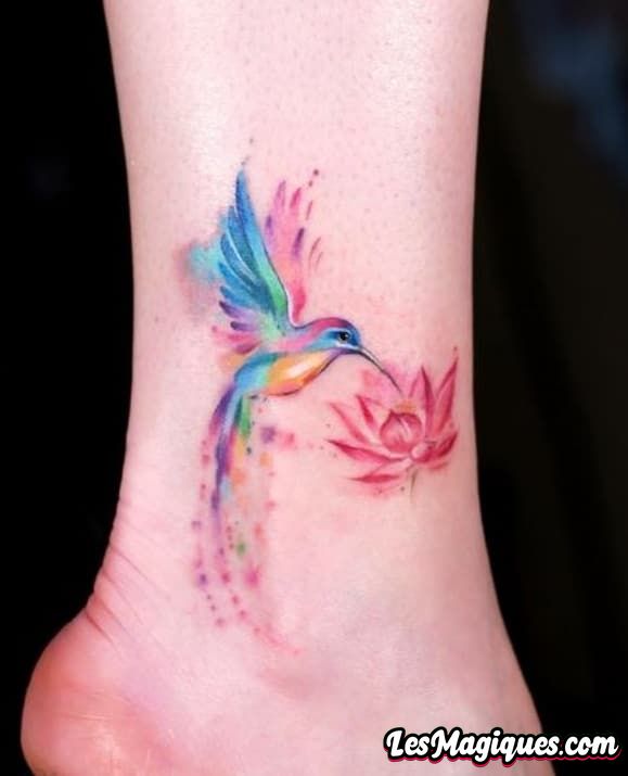 Petit tatouage de colibri aquarelle
