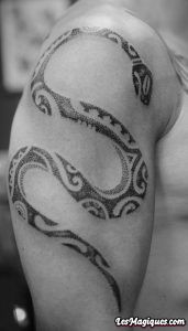 Tatouage de serpent tribal