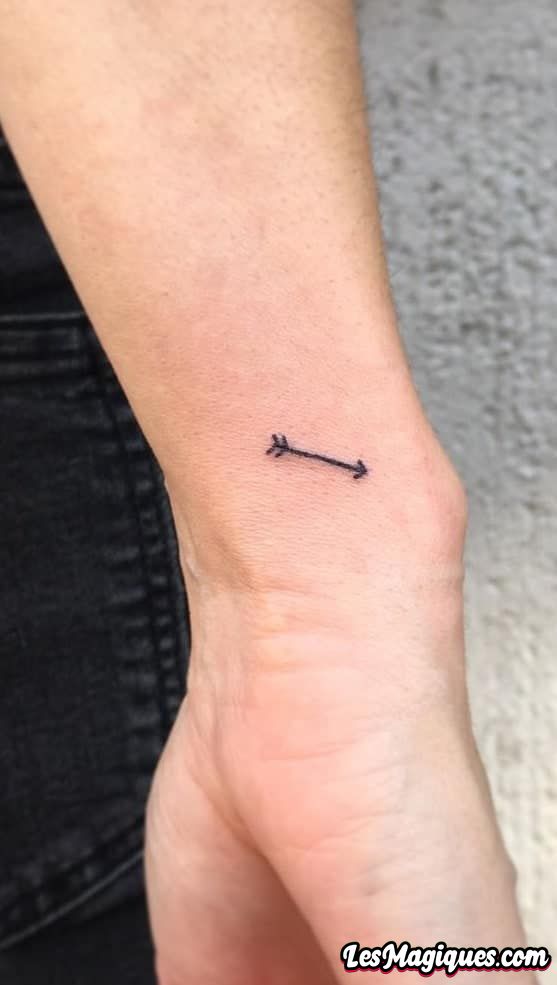 Stick and Poke Arrow Tattoo sur le poignet