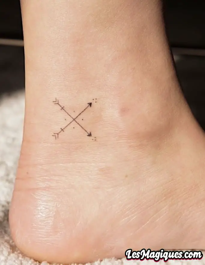 Tatouage Stick and Poke Arrow sur la cheville
