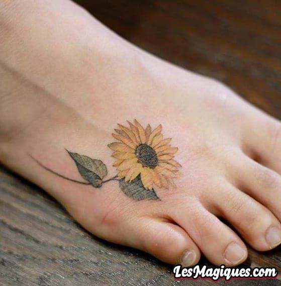 Tatouage de tournesol sur pied