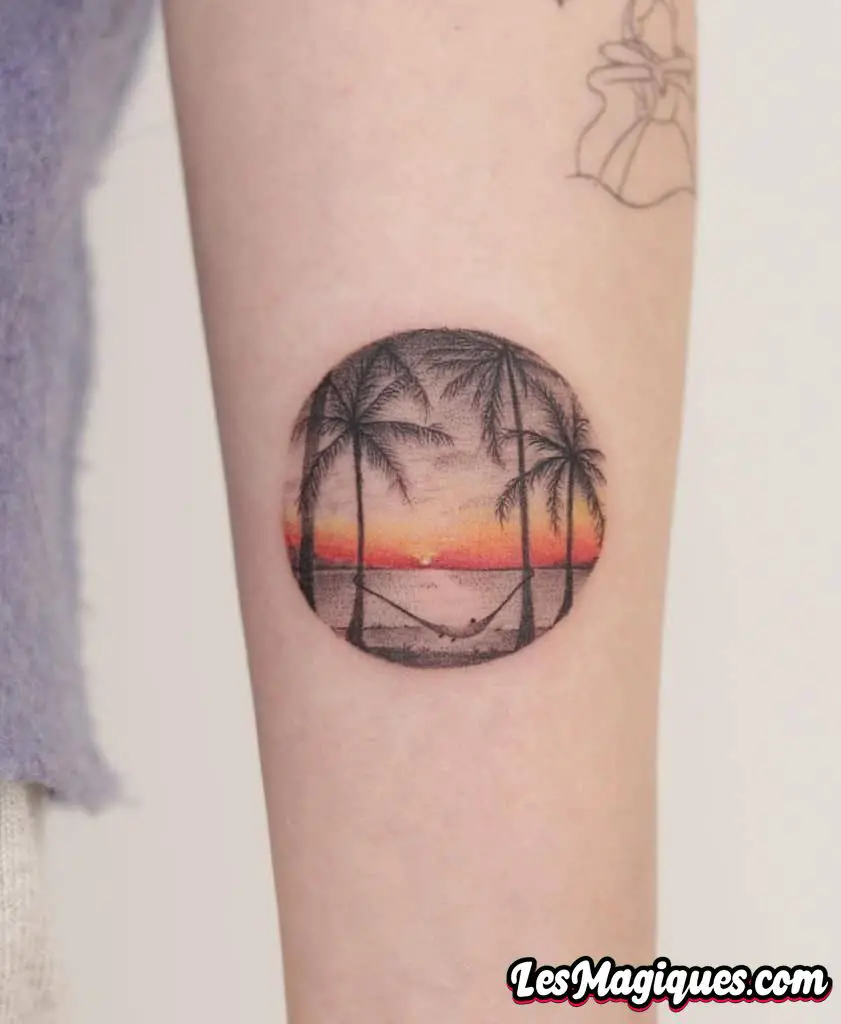 Tatouage coucher de soleil et palmier