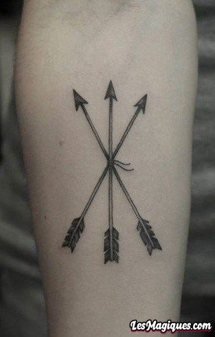Tatouage à trois flèches