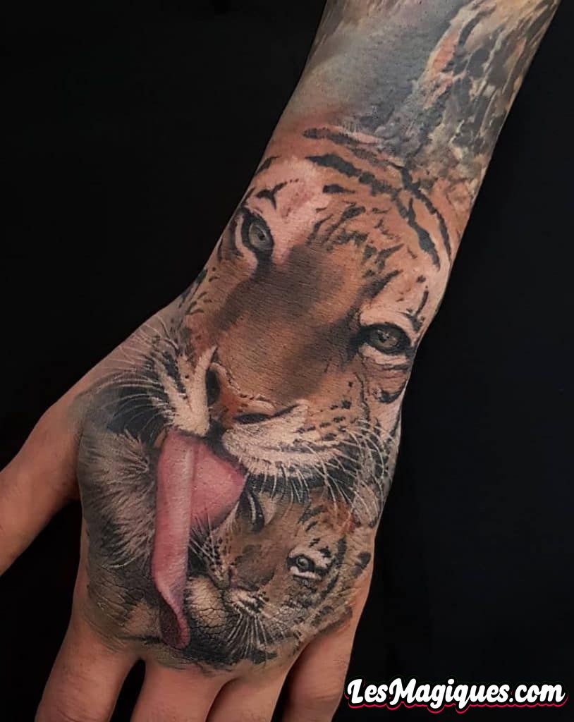 Tatouage de main de tigre