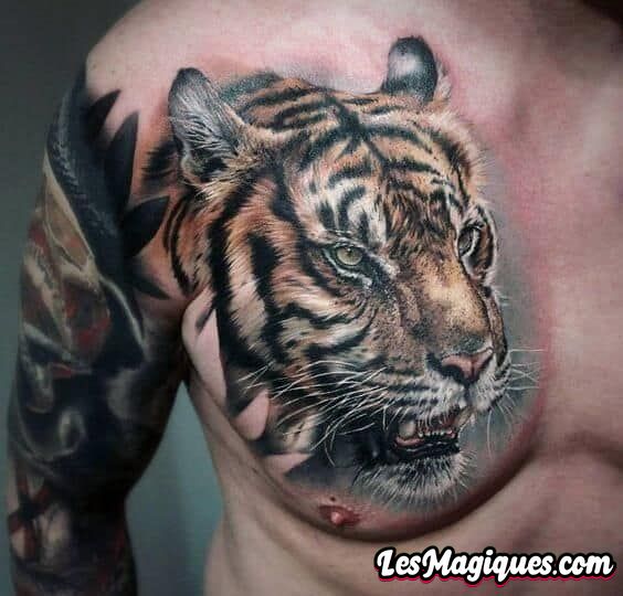 Tatouage de tigre sur la poitrine