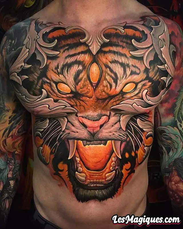 Tatouage de tigre sur la poitrine