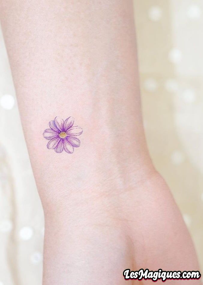Petit tatouage de fleur