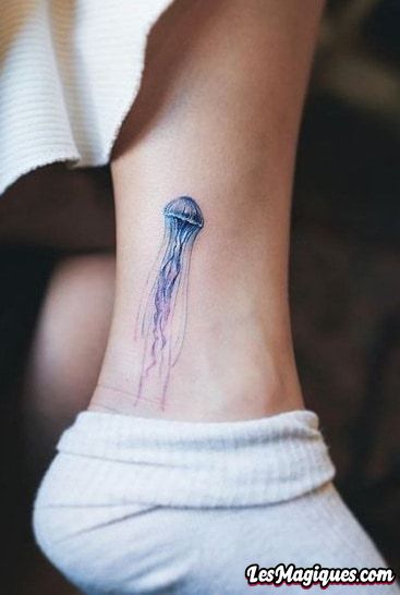 Petit tatouage de méduse