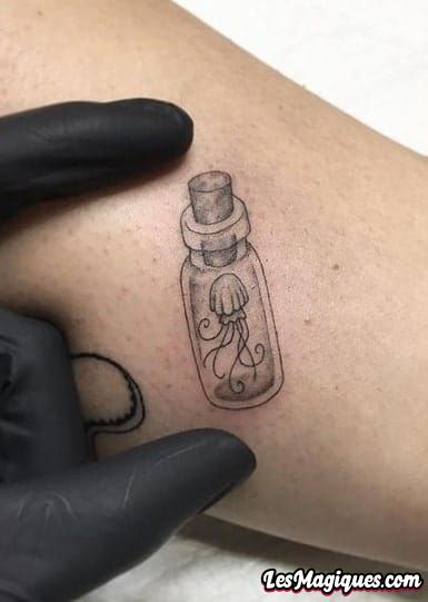 Petit tatouage de méduse