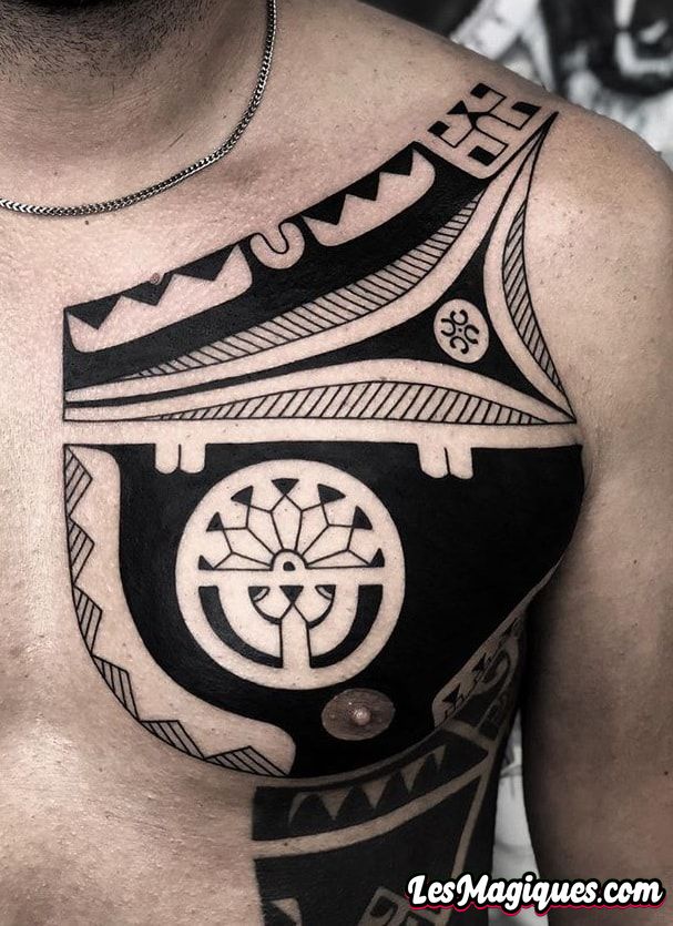 Tatouage tribal sur la poitrine